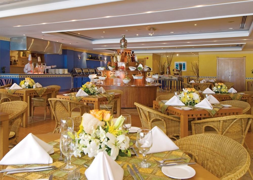 Coral Beach Resort Sharjah Restoran gambar